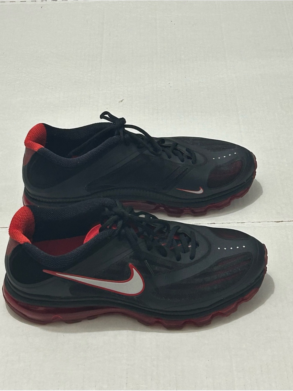 Nike Air Max Ultra 365 Men's Size
10 Black Red Athletic Shoes
(454346-006)